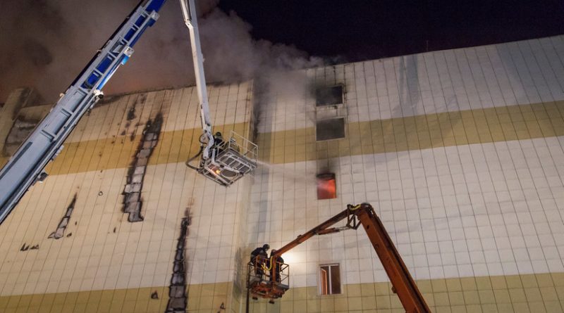 Un fotógrafo con una máscara antigás rescató a unos 30 niños durante el incendio en Kémerovo