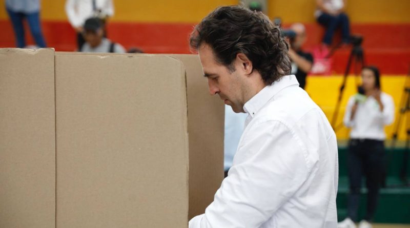 Alcalde de Medellín ejerció su derecho al voto en el Inem