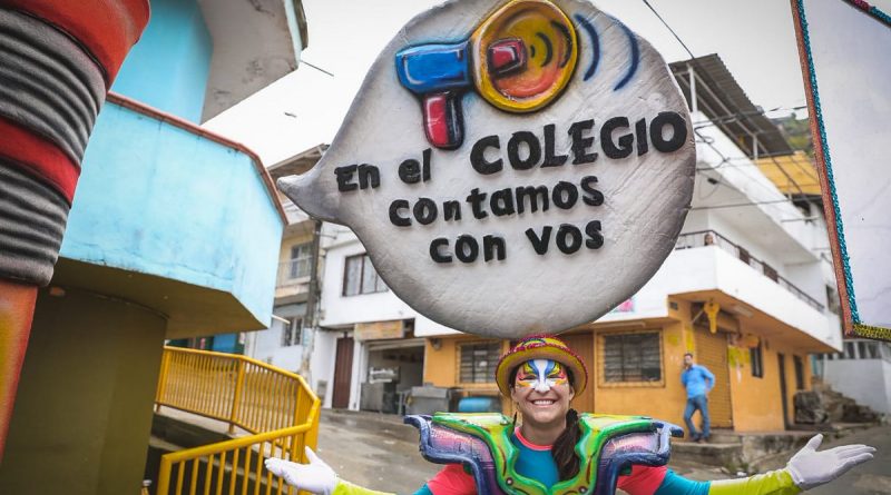 Alcalde de Medellín invitó a niños de la Comuna 8 a asistir a clases