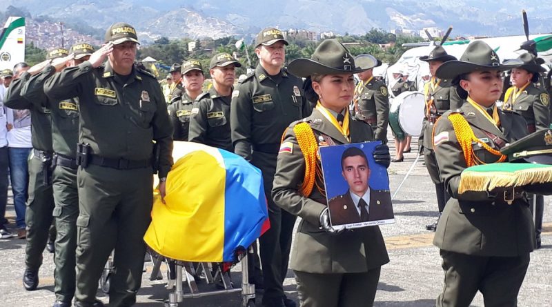 Con honores recibieron en Medellín a policía muerto en atentado en Bogotá