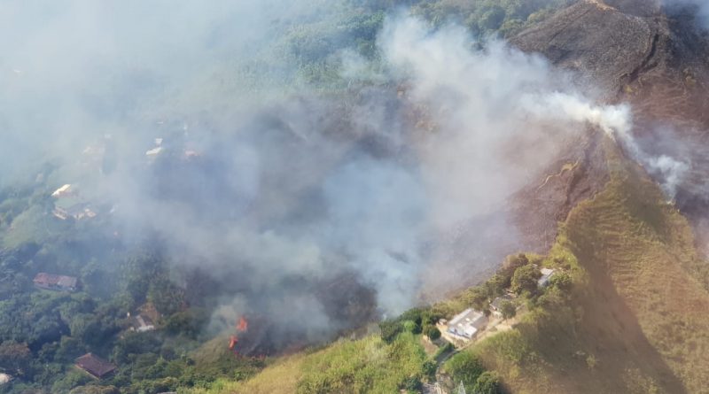 Bomberos controlaron un incendio forestal en la Comuna 13 de Medellín