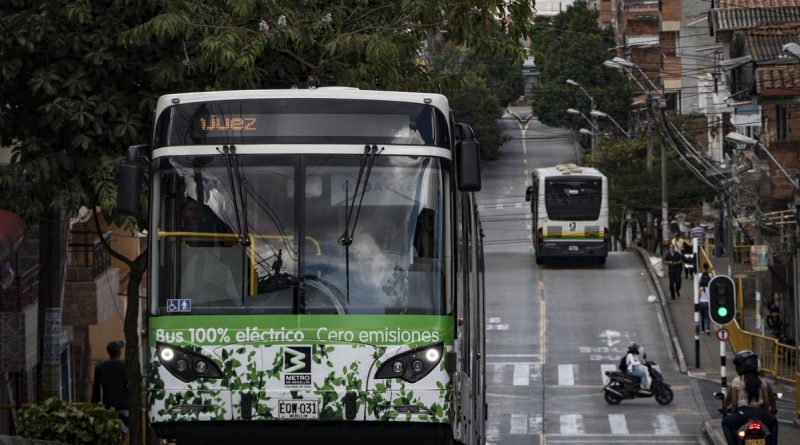 Quejas por imprudencias de los ciudadanos en el carril exclusivo de Metroplús