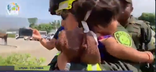 Conmovedor video | Militar venezolano cruzó frontera hacia Colombia con su hija en brazos