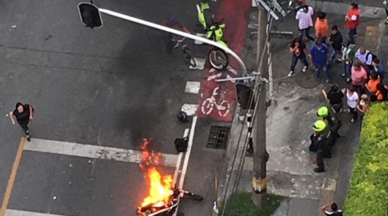 La comunidad incendió la moto de un presunto ladrón en Los Colores