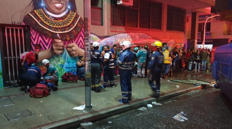 Al menos 17 lesionados tras volcamiento de bus en el Centro de Medellín