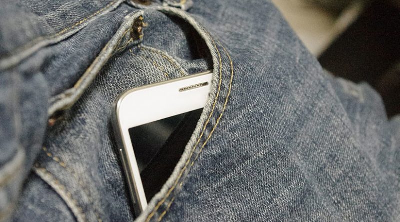 VIDEO: Le explota el teléfono móvil en el bolsillo del pantalón