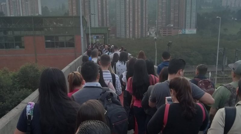 Torniquete averiado demoró el ingreso a la estación Madera