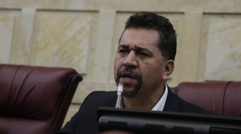 Representante León Fredy Muñoz puede ser suspendido seis meses de la Cámara