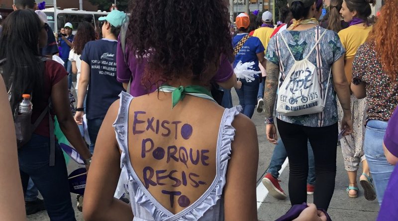 Mujeres de Medellín marcharon por la reivindicación de sus derechos