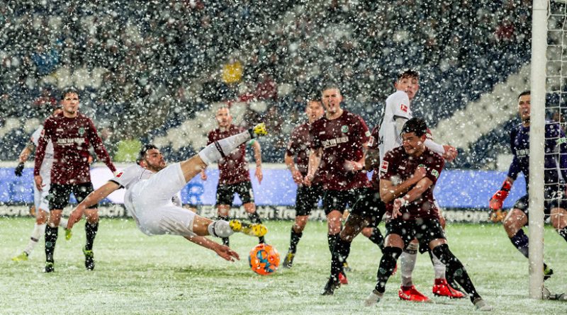 VIDEO: La nieve ‘ataja’ un remate al arco frenando el balón en la línea de gol en un partido de la Bundesliga