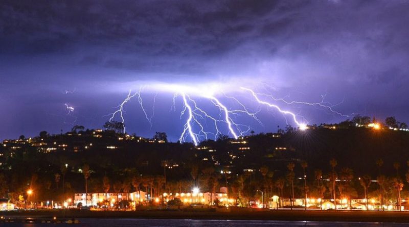 VIDEOS, FOTOS: Una espectacular tormenta con más de 2.000 rayos causa estragos en el sur de EE.UU.
