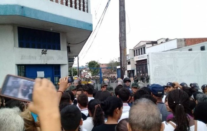 En Ureña, estudiantes piden que los dejen cruzar la frontera para estudiar