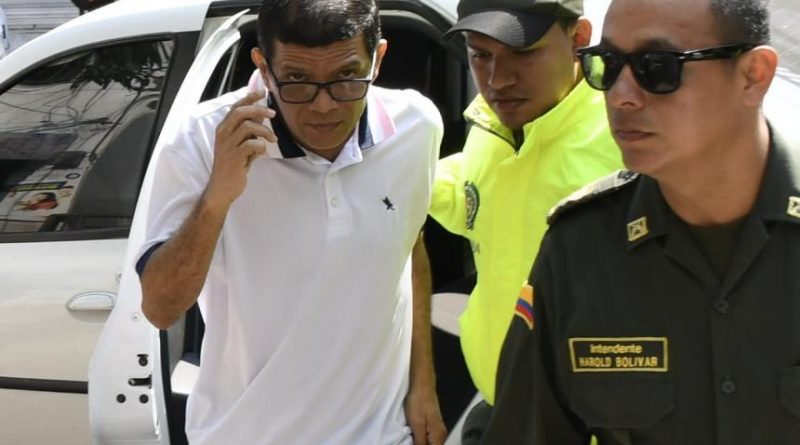 A exalcalde Carlos Altahona lo encontraron en su cama con un menor
