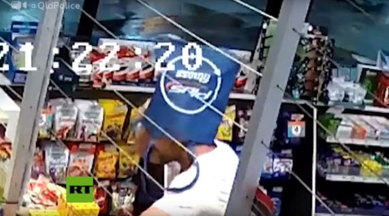 VIDEO: Asalta una tienda con una bolsa en la cara y se la quita para guardar el botín