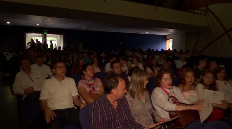 1000 medellinenses se graduaron de curso básico de inglés