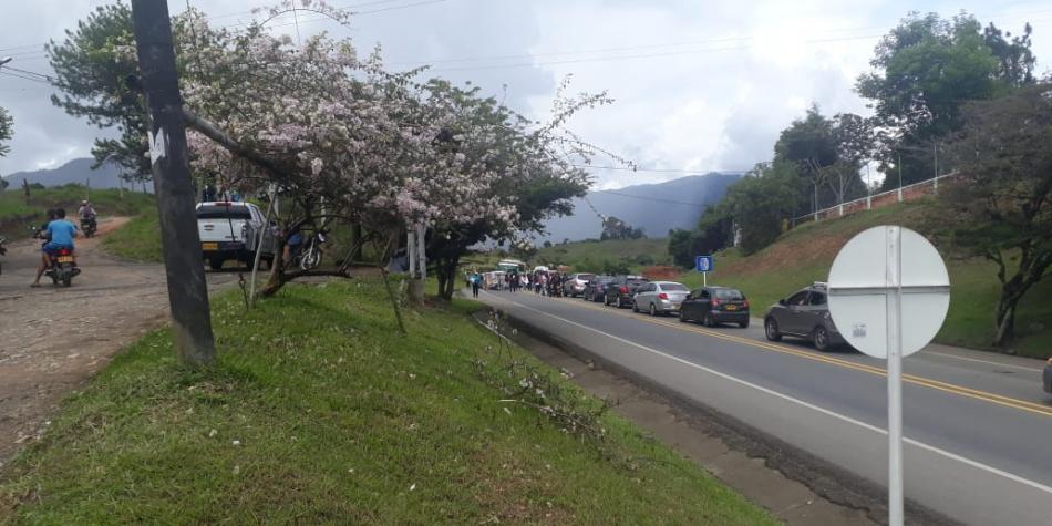Carlos Alberto Solarte participa en proyecto ecológico en vía Popayán-Santander de Quilichao