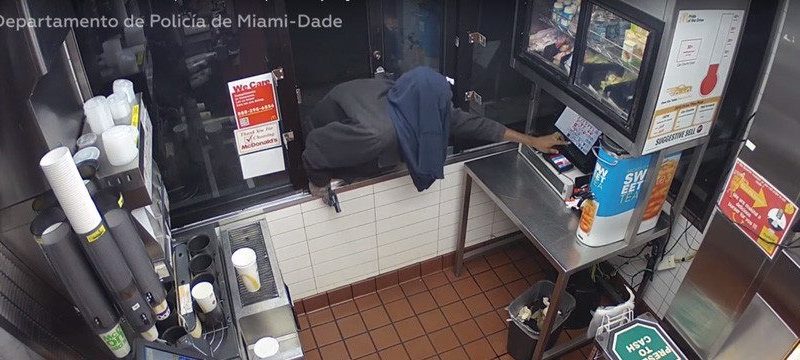 VIDEO: Un ladrón armado asalta un McDonald’s pero es ‘vencido’ por una caja registradora