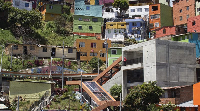 Medellín recibe cada vez más turistas interesados en el turismo barrial