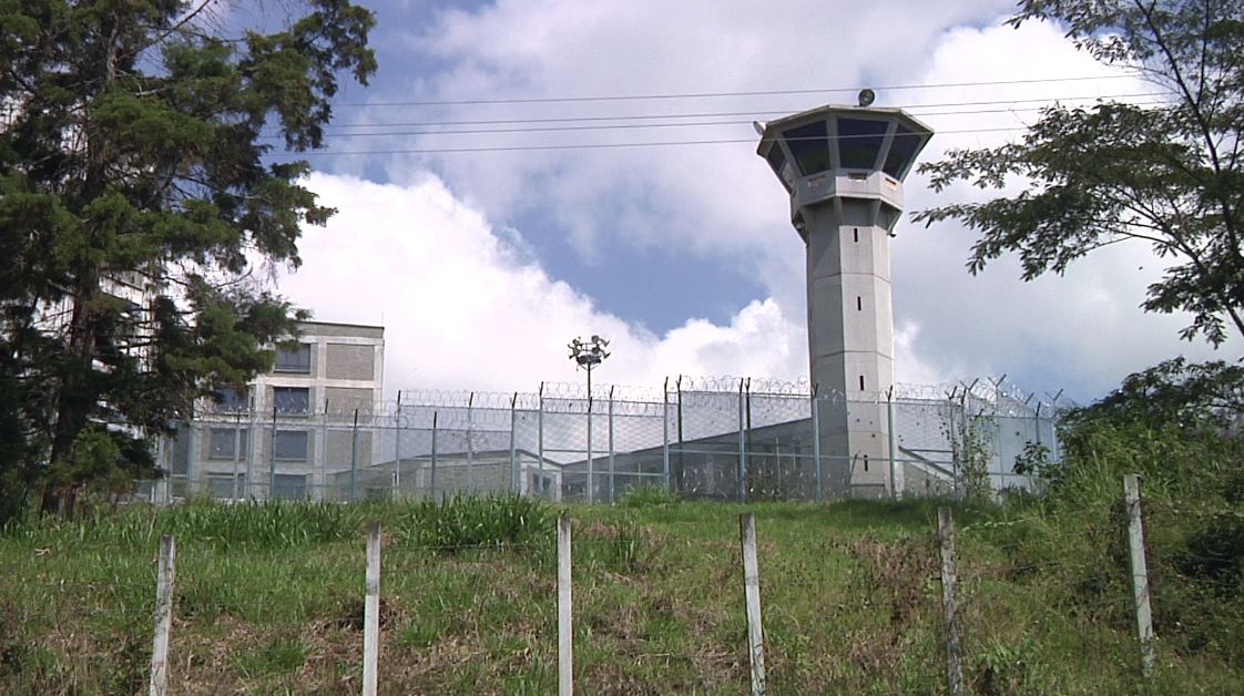 Las autoridades iniciaron la investigación por la muerte de un recluso en la cárcel El Pedregal