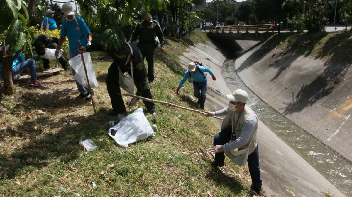 Medellín continúa trabajando en la recuperación y limpieza de quebradas