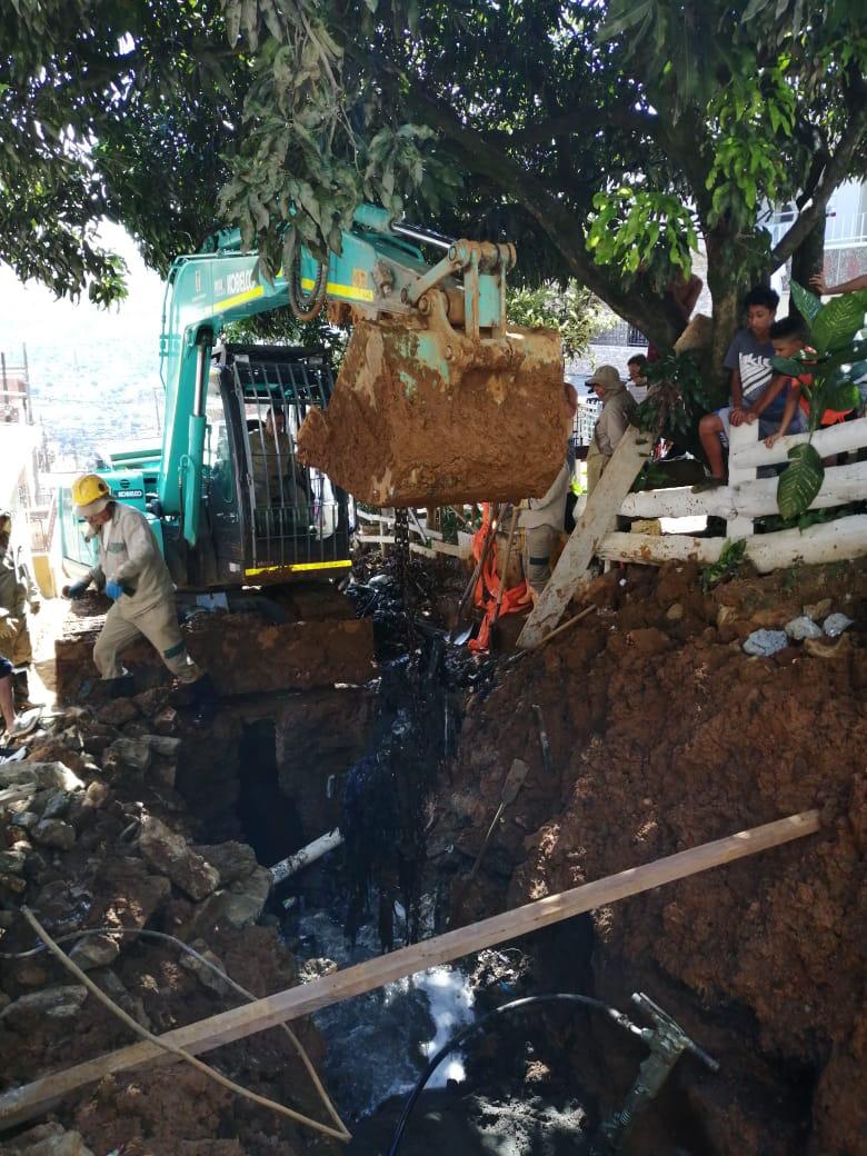 Chasis de una moto causaba obstrucción en la quebrada La Maquinita