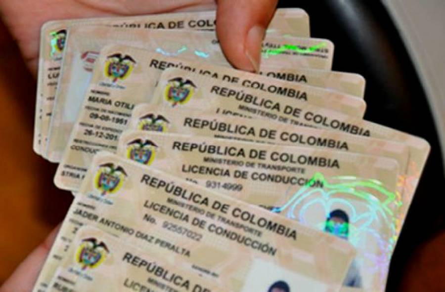 Algunas escuelas de conducción estarían entregando licencias sin cursos