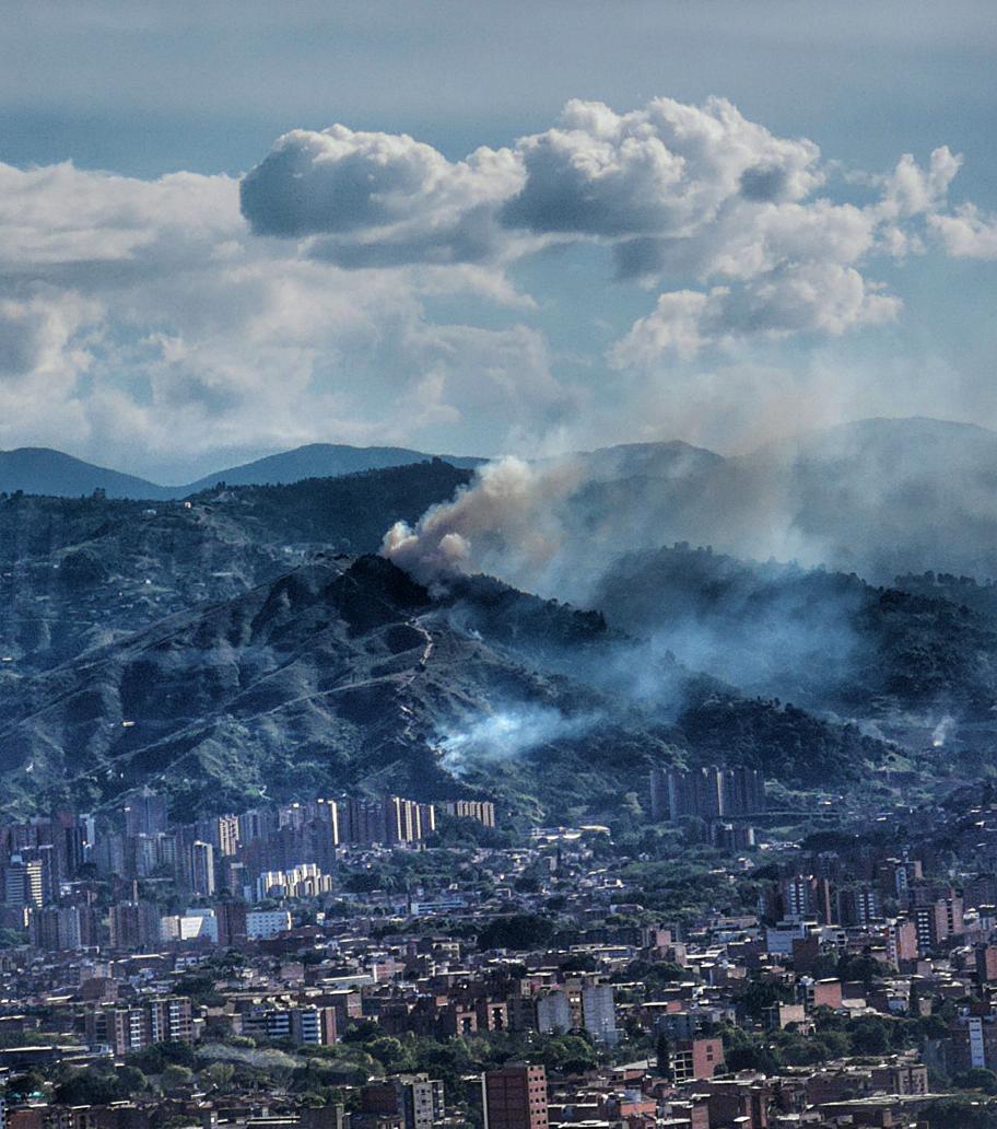 Autoridades controlaron incendio en el Cerro de las Tres Cruces