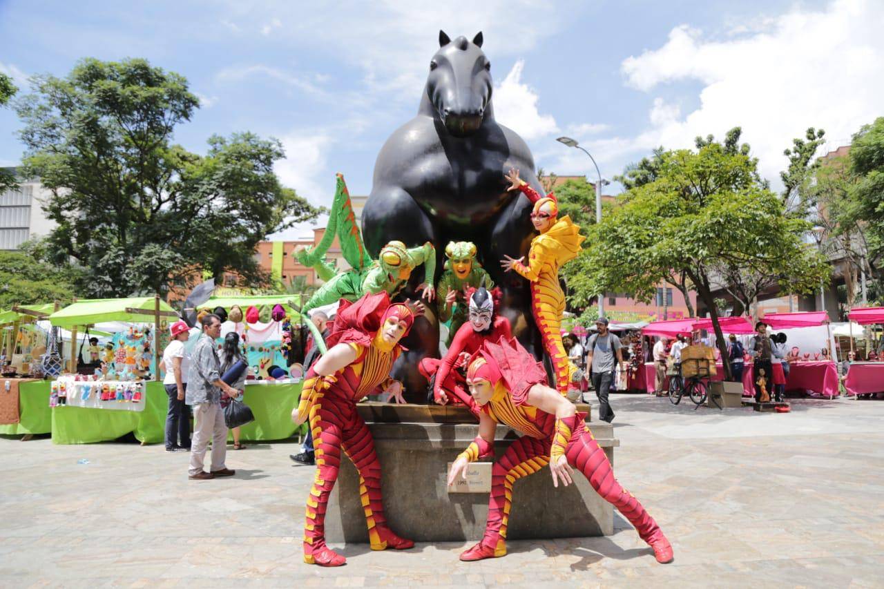 Artistas del Circo del Sol recorrieron lugares representativos de Medellín