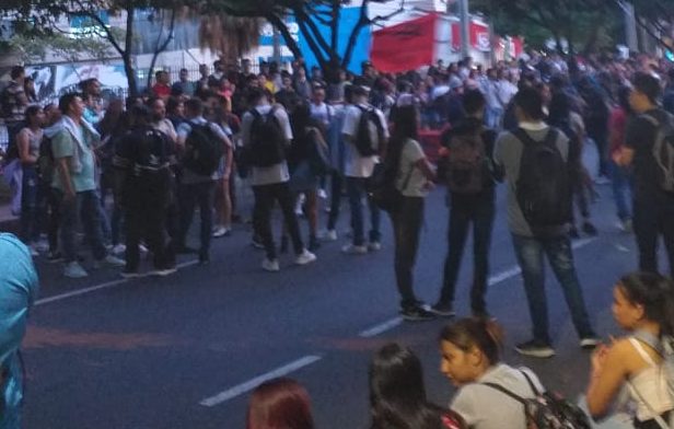 Se presenta bloqueo de manifestantes en la Avenida Regional