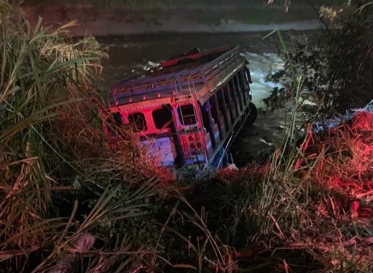 Chiva rumbera con 20 personas a bordo cayó al río Medellín