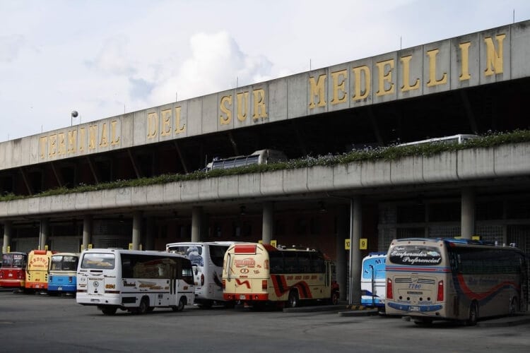 Terminales de Medellín reciben viajeros que pasarán la Navidad en familia