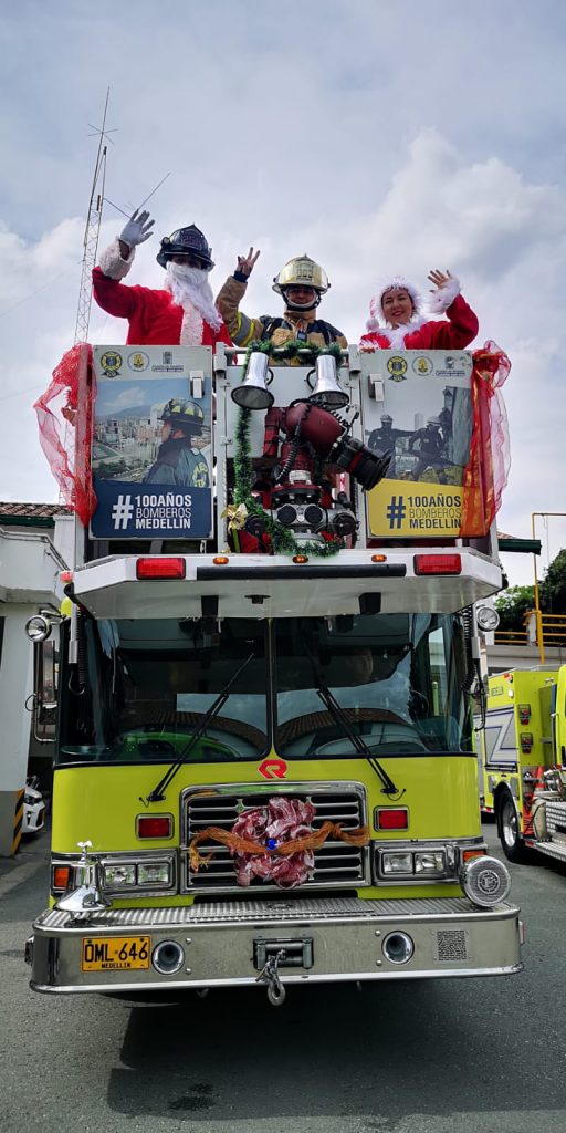 Bomberos de Medellín sorprendieron a niños del hospital San Vicente en Navidad