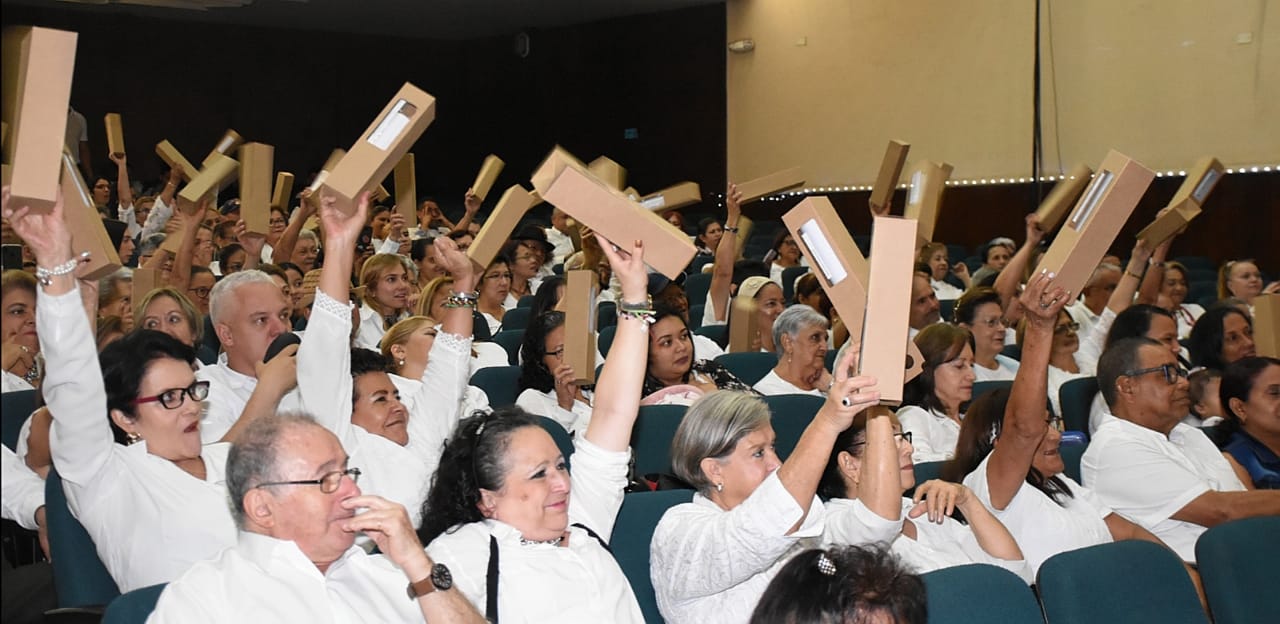 270 adultos mayores de Medellín se graduaron en informática