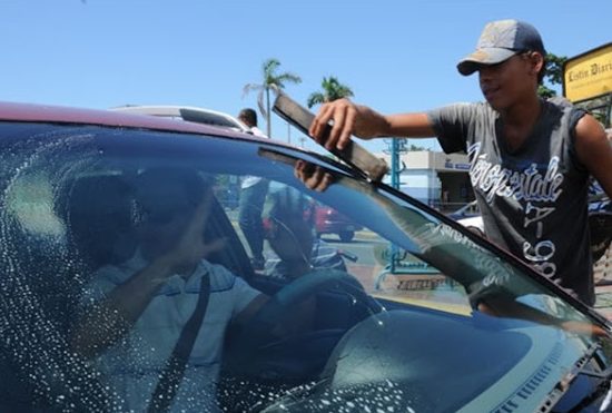 Ciudadanos denuncian agresiones por parte de los limpia vidrios