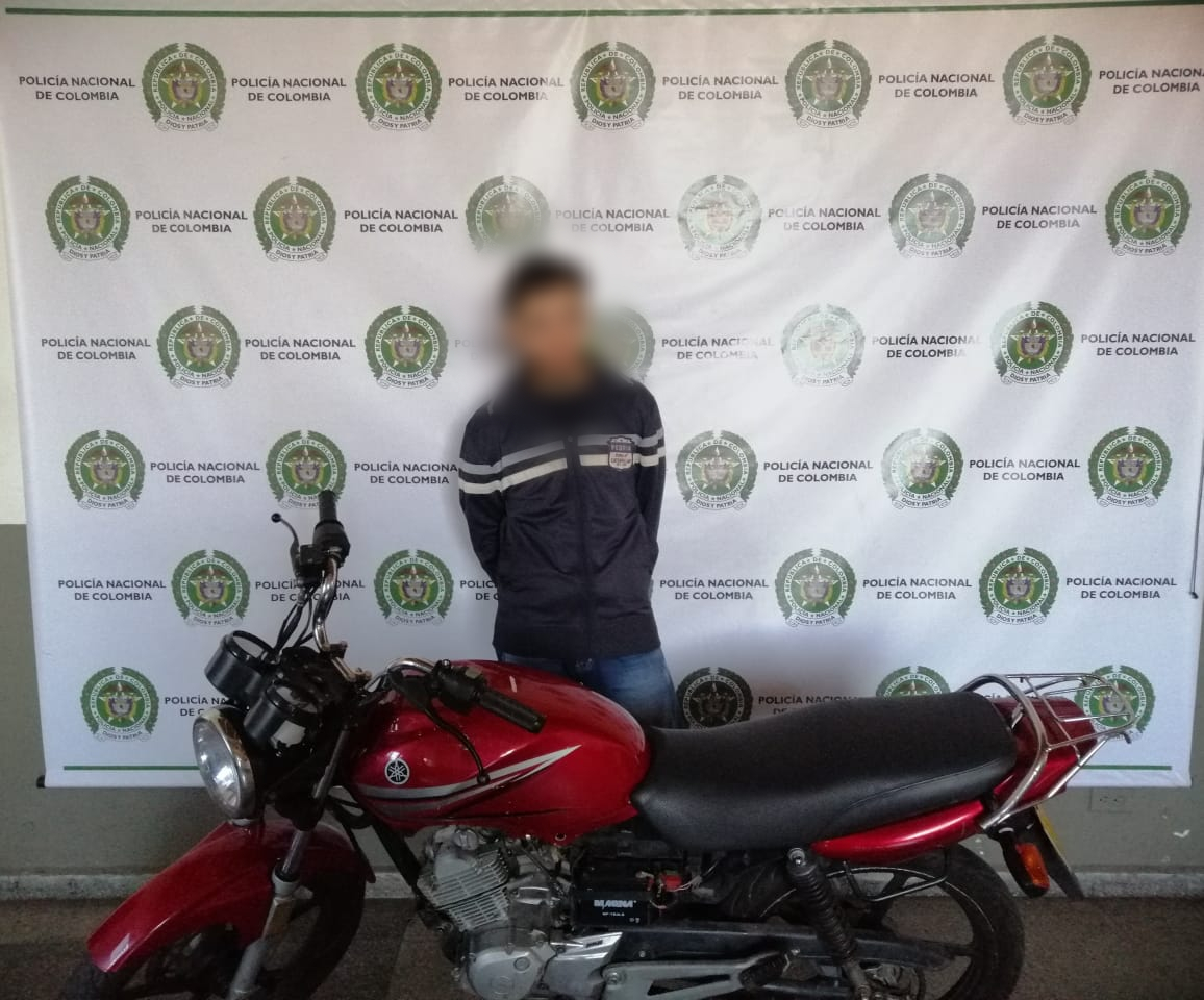 Fue capturado con un brazalete cuando conducía una moto hurtada
