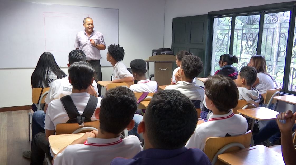 Alcaldía y docentes planean transformación curricular en Medellín