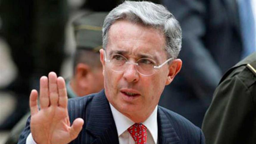 Álvaro Uribe se pronuncia sobre las noticias falsas que Univisión y otros medios han publicado.