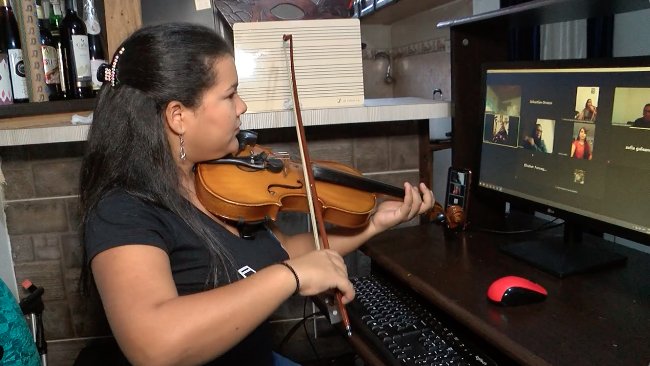 Profesora enseña a tocar el violín a través de clases virtuales
