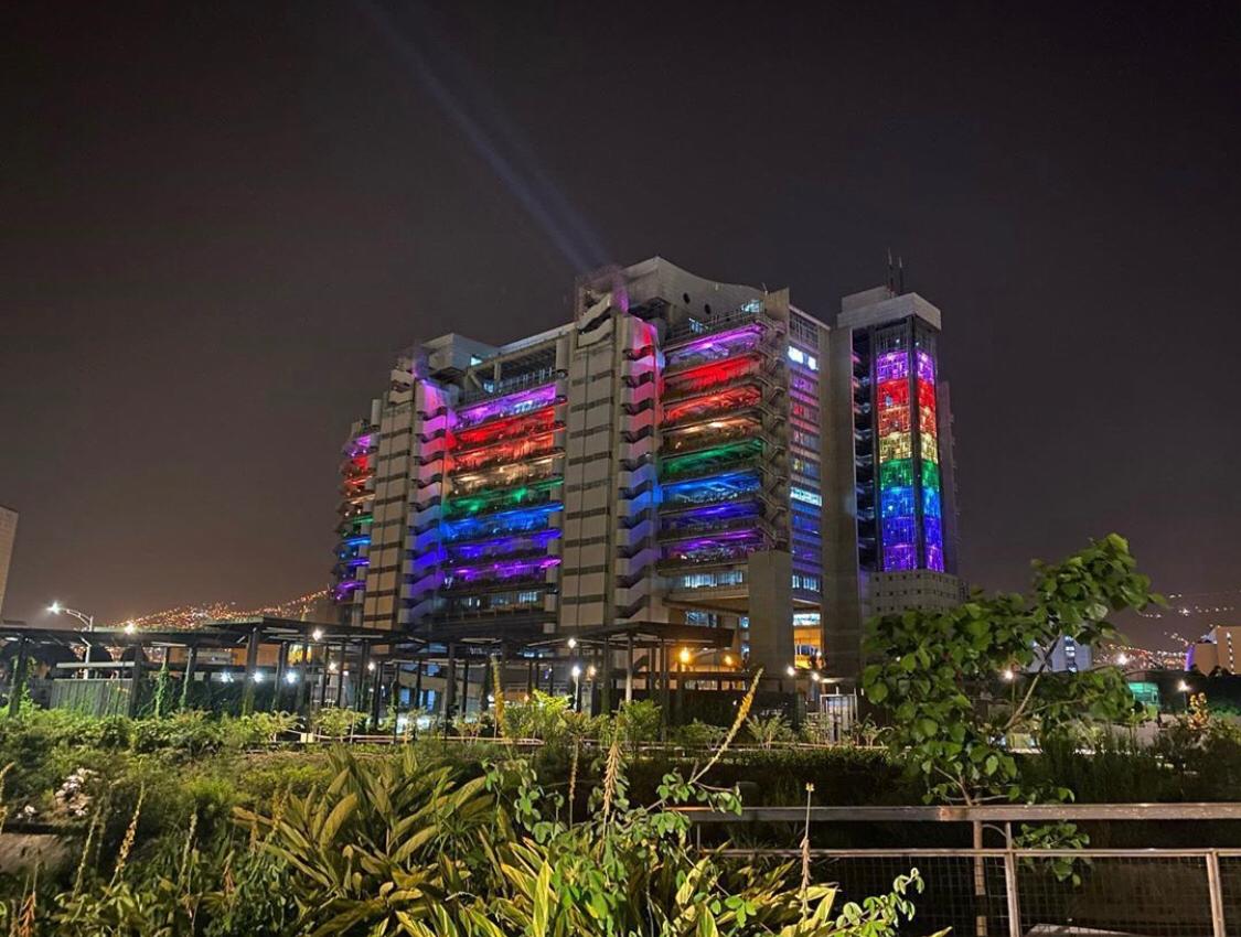 Medellín se iluminó en acto simbólico para conmemorar el mes de la diversidad