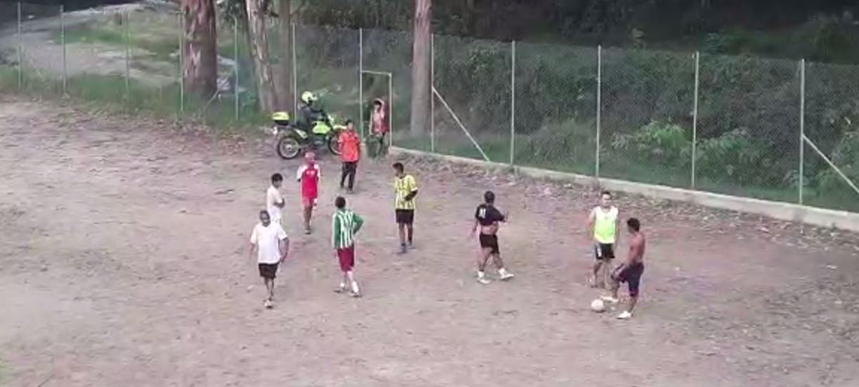 (Video) En Caldas, fueron sancionadas 10 personas mientras jugaban fútbol