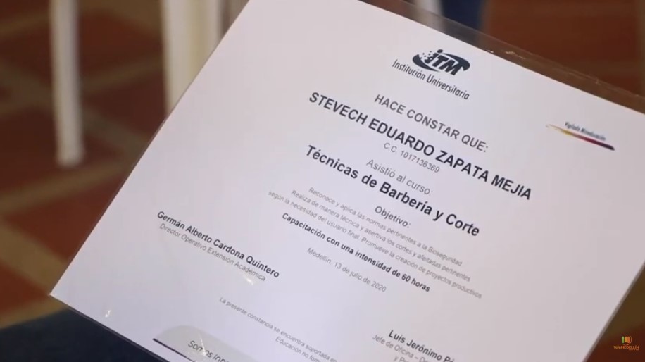 Habitantes de calle de Medellín se graduaron en barbería