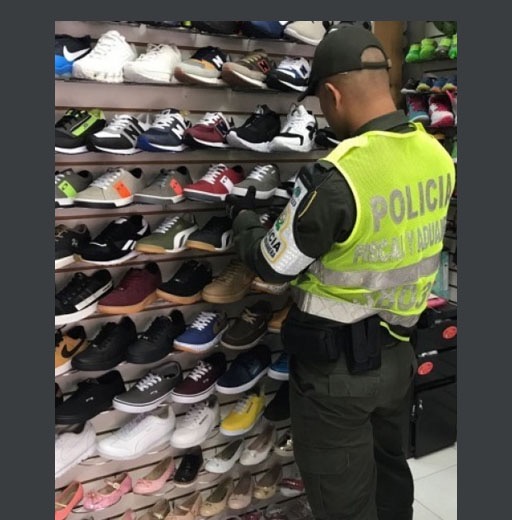 Decomisan 1.963 pares de zapatos de contrabando en el Centro de Medellín