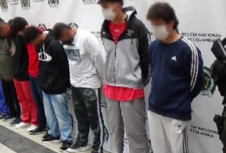 Megaoperativo en Comuna 13 de Medellín: 300 policías en allanamiento contra los grupos “La Torre” y “El Coco”