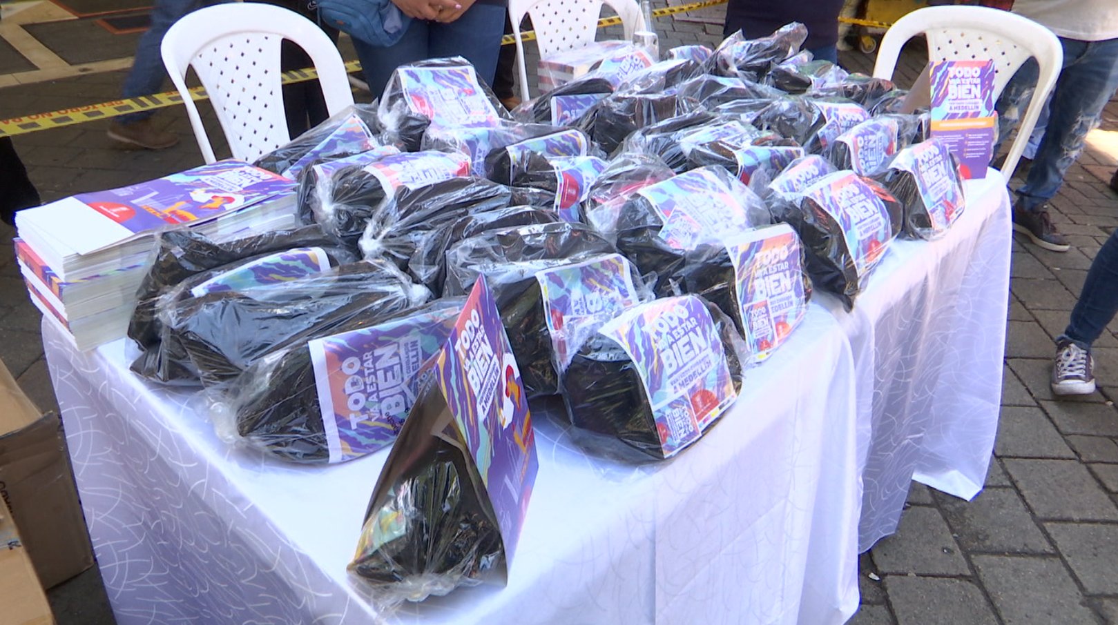 Alcaldía de Medellín entregó kits de bioseguridad a venteros informales