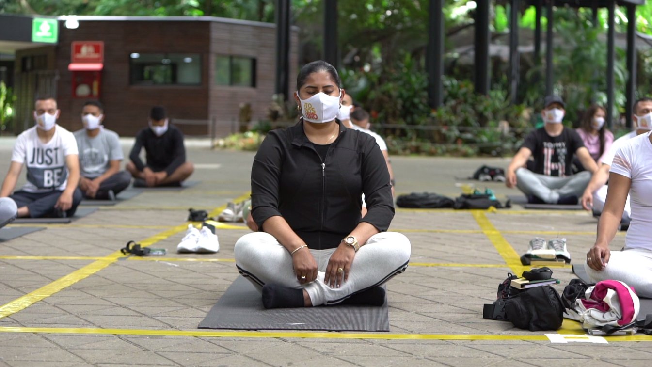 En Medellín avanzan las jornadas de yoga y autocontrol para la Policía