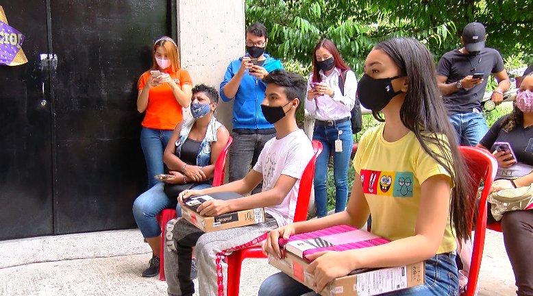 Primera entrega de computadores beneficiará a más de 1.000 estudiantes