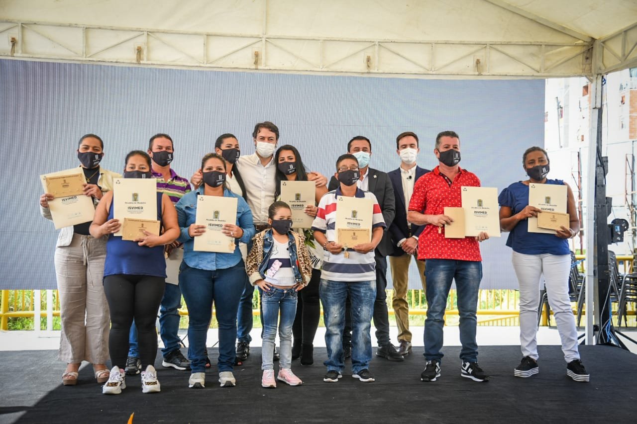320 familias en Medellín cumplen el sueño de tener vivienda propia