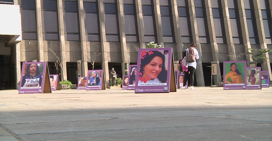 Con un acto simbólico Medellín rinde homenaje a las mujeres víctimas de la violencia