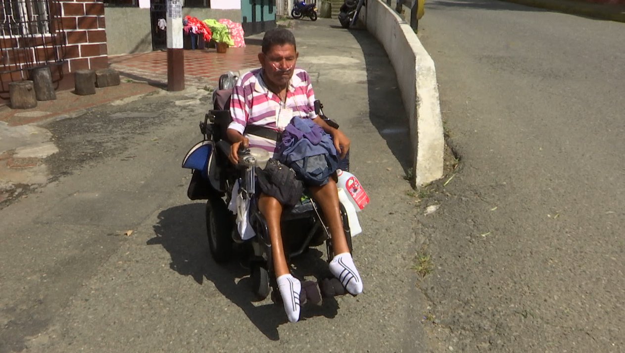 Hombre con discapacidad sobrevive en las calles del Centro de Medellín