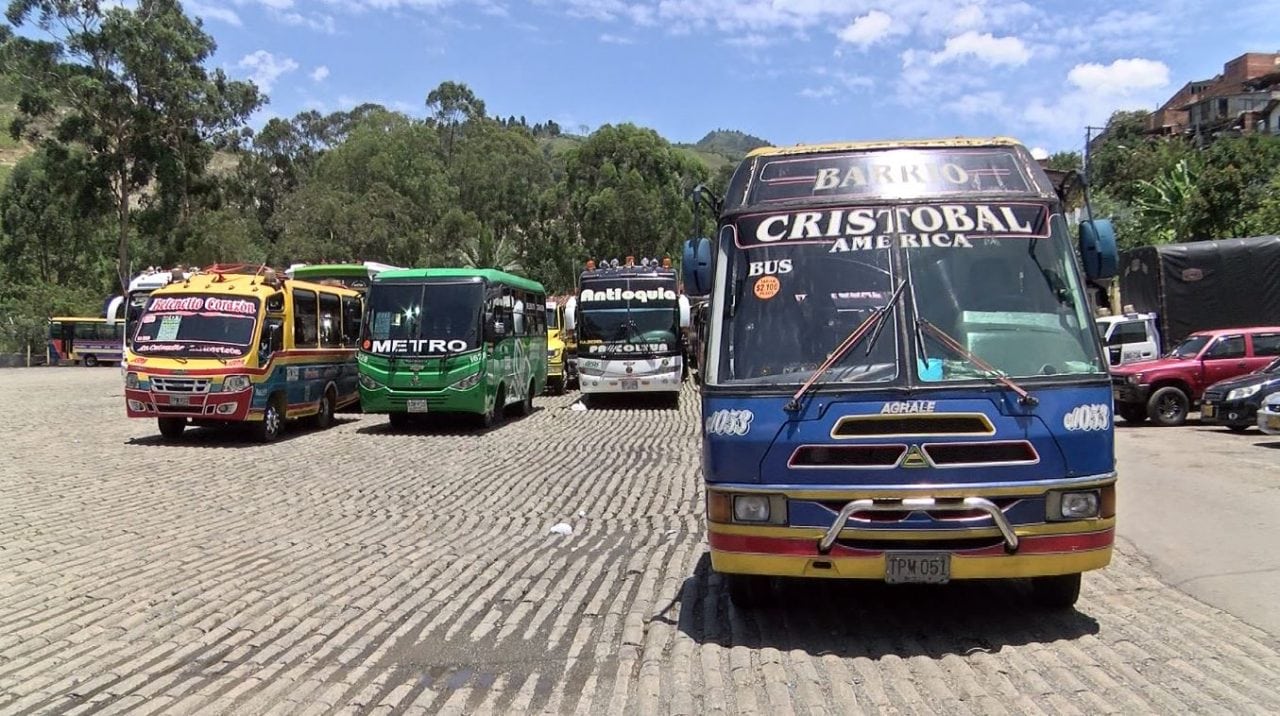Autoridades y transportadores discuten la nueva tarifa de buses